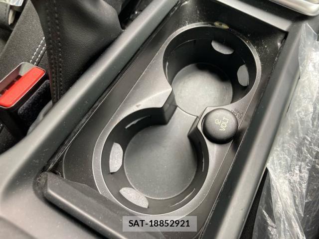 Volvo V40 2013-08 8317899-21