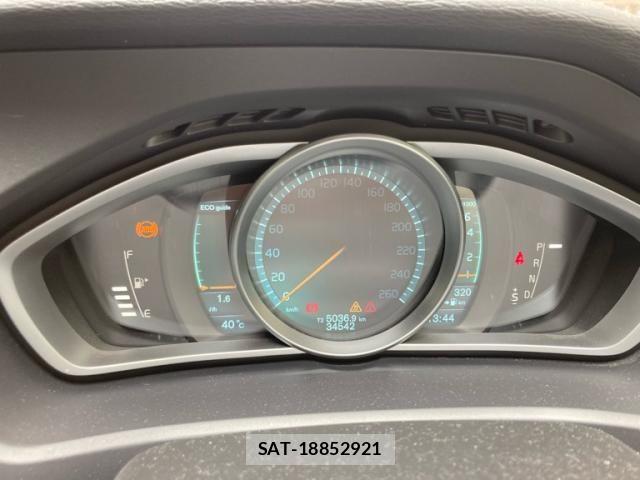 Volvo V40 2013-08 8317899-23