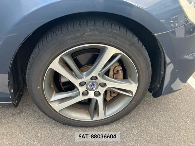 Volvo V40 2016-08 8317898-11