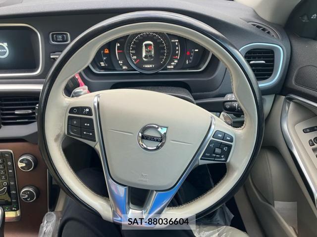 Volvo V40 2016-08 8317898-15