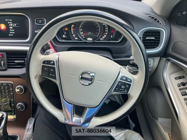 Volvo V40 2016-08 8317898-21