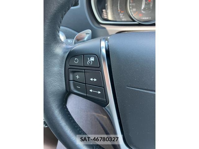 Volvo V40 2018-12 8338394-16