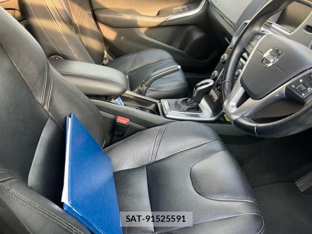 Volvo V40 2015-02 8353773-11