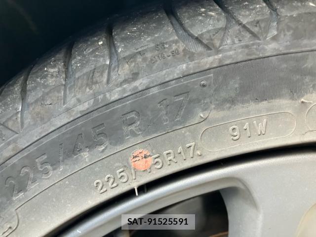 Volvo V40 2015-02 8353773-24