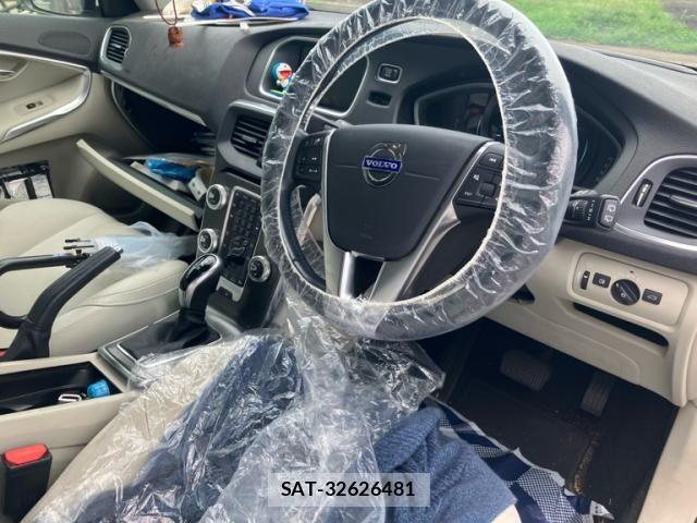 Volvo V40 2014-09 8369626-9