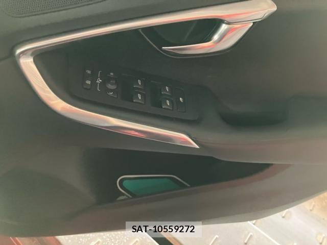 Volvo V40 2013-04 8372341-12