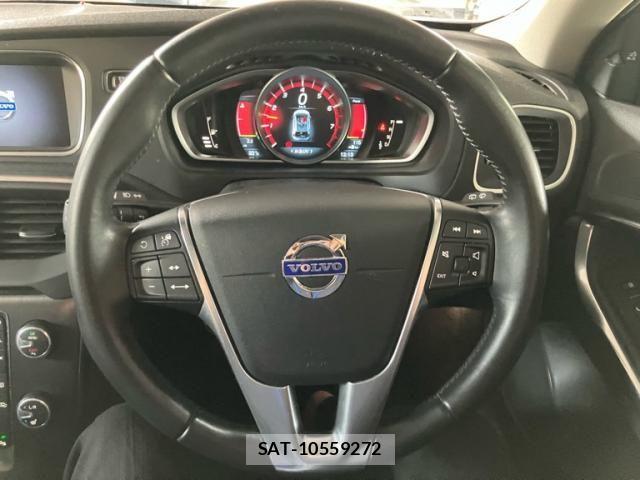 Volvo V40 2013-04 8372341-13