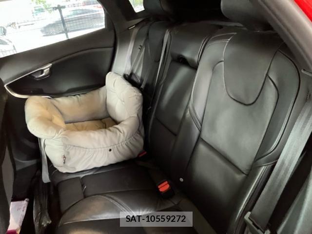 Volvo V40 2013-04 8372341-8