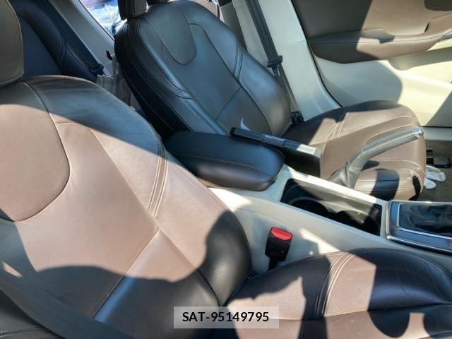 Volvo V40 2013-10 8528071-9