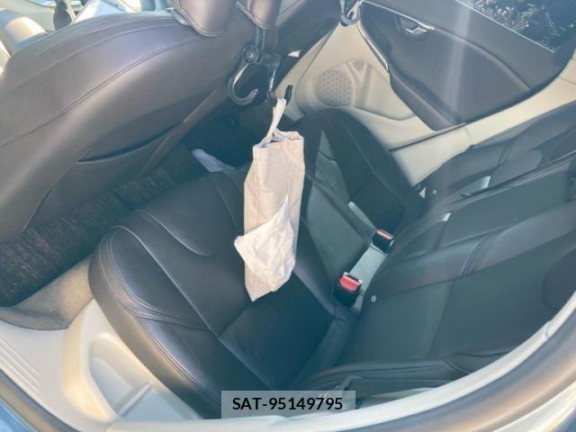 Volvo V40 2013-10 8528071-10