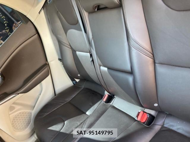 Volvo V40 2013-10 8528071-11