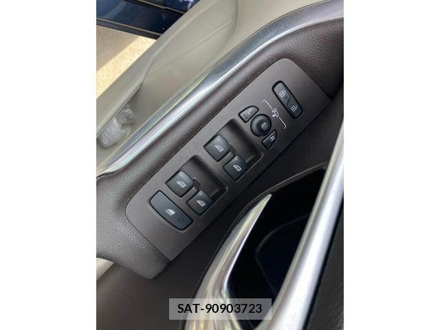 Volvo V40 2015-05 8528067-9
