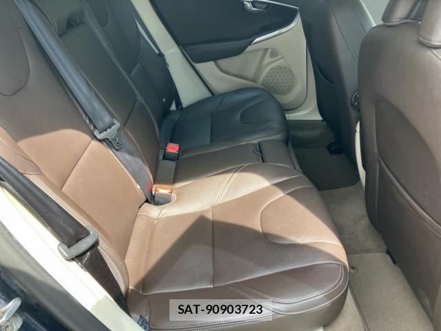 Volvo V40 2015-05 8528067-11