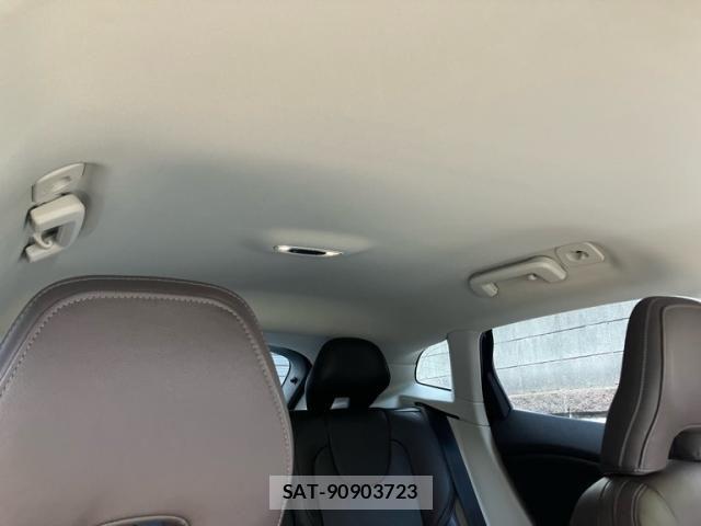 Volvo V40 2015-05 8528067-13