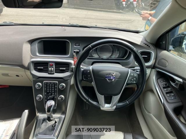 Volvo V40 2015-05 8528067-15