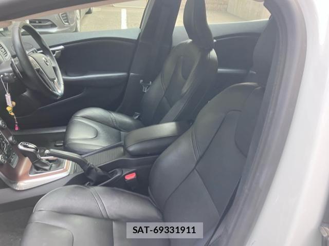 Volvo V40 2019-02 8563987-10