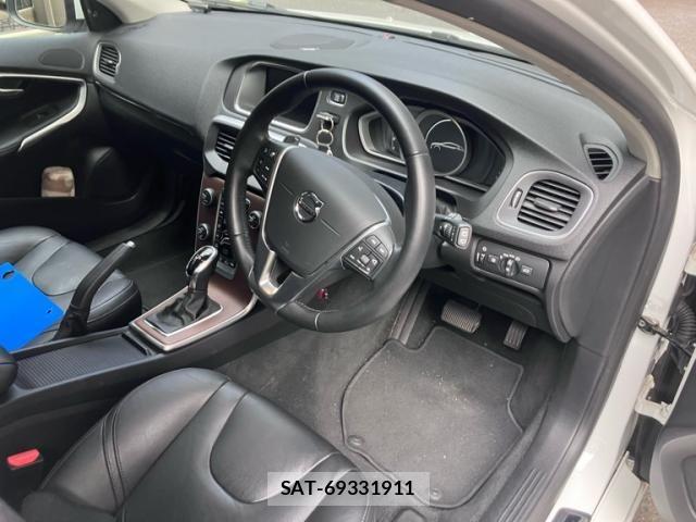 Volvo V40 2019-02 8563987-11
