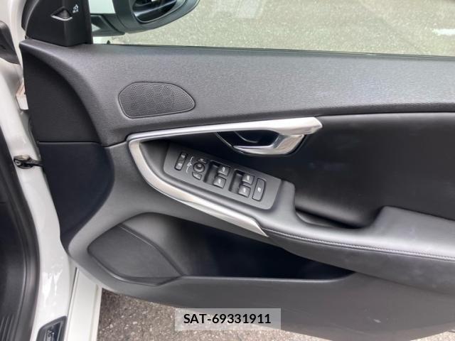 Volvo V40 2019-02 8563987-12