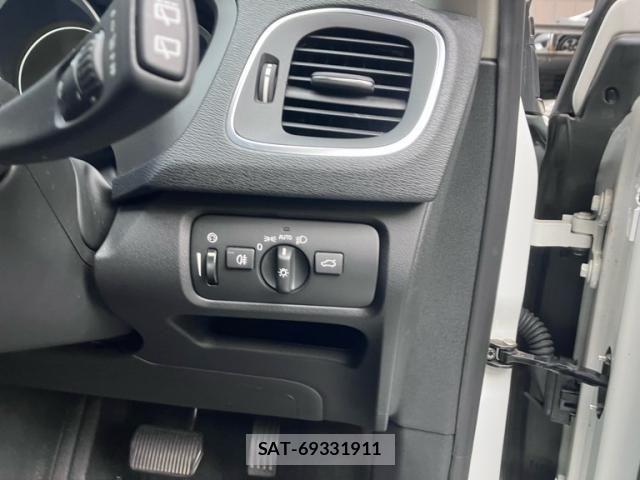 Volvo V40 2019-02 8563987-14