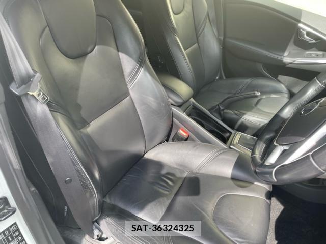 Volvo V40 2013-10 8563989-11