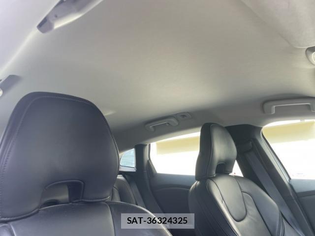 Volvo V40 2013-10 8563989-12