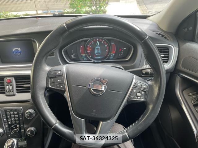Volvo V40 2013-10 8563989-19