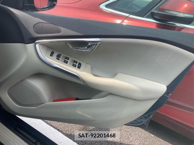 Volvo V40 2014-12 8563988-12
