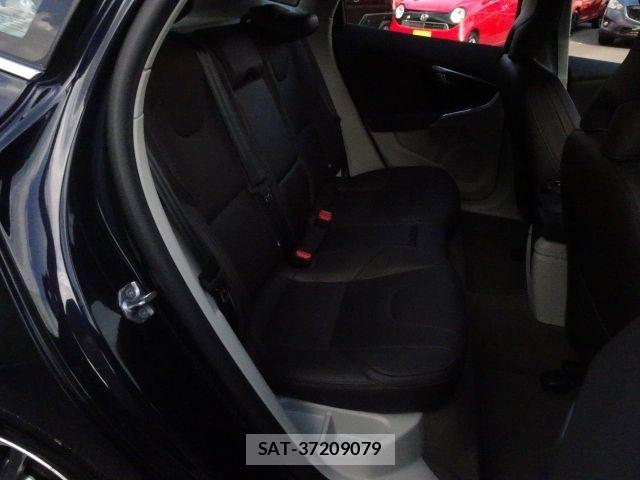 Volvo V40 2016-04 8629589-11