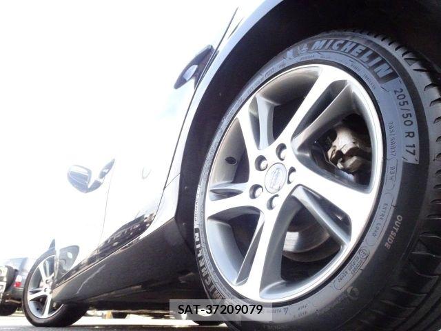 Volvo V40 2016-04 8629589-27