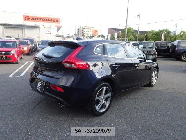 Volvo V40 2016-04 8629589-2