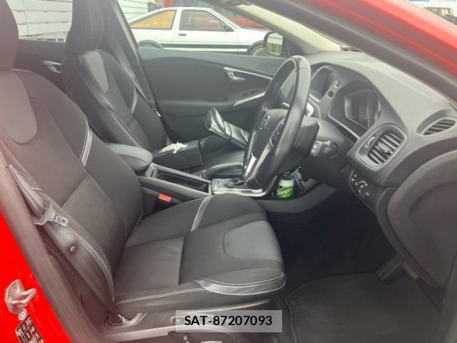 Volvo V40 2015-07 8746667-12