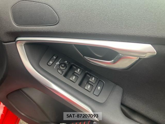Volvo V40 2015-07 8746667-15