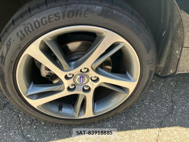 Volvo V40 2016-06 8746664-11