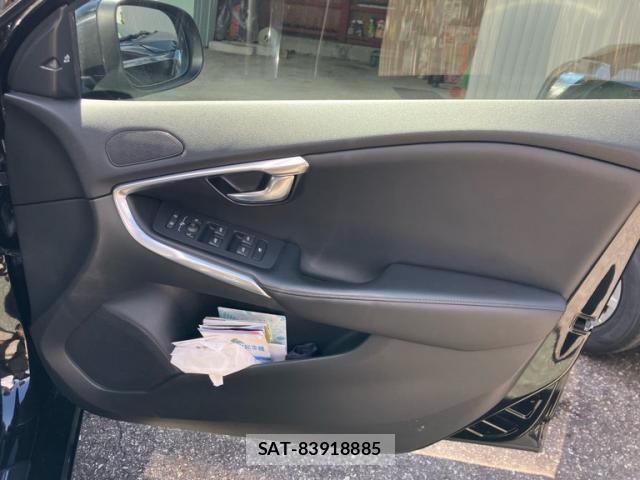 Volvo V40 2016-06 8746664-15