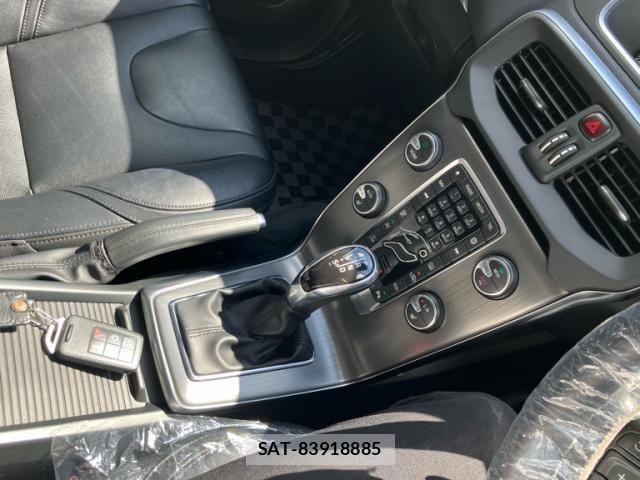 Volvo V40 2016-06 8746664-24
