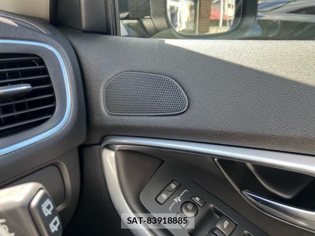Volvo V40 2016-06 8746664-28