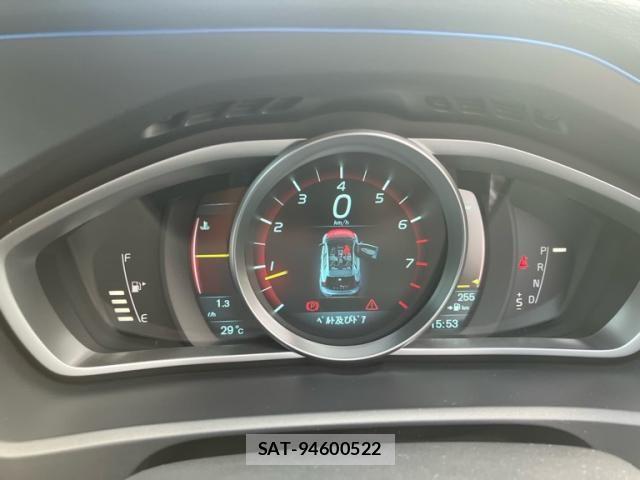 Volvo V40 2014-07 8832353-24