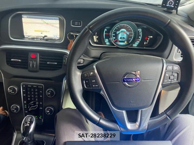 Volvo V40 2013-11 8832354-10