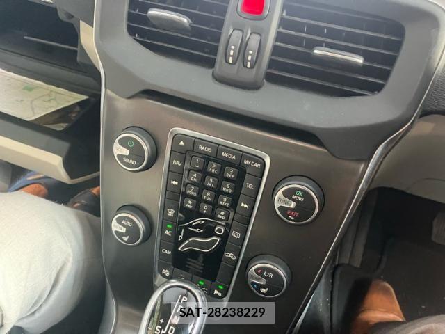 Volvo V40 2013-11 8832354-12
