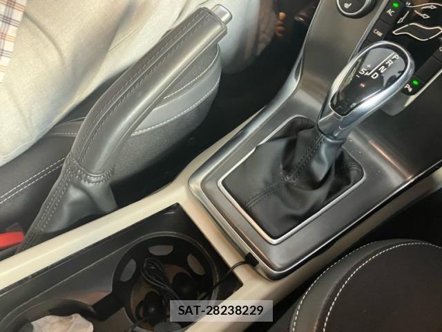 Volvo V40 2013-11 8832354-13