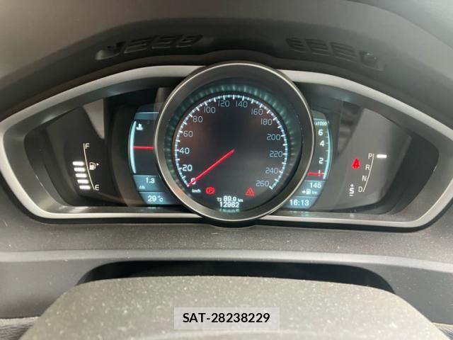 Volvo V40 2013-11 8832354-19