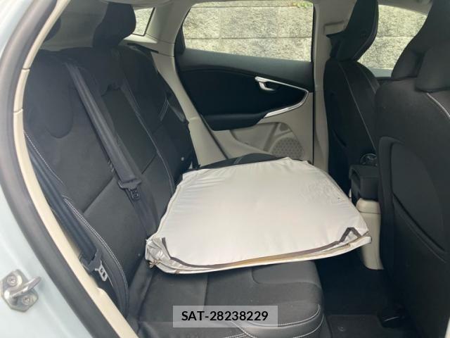 Volvo V40 2013-11 8832354-21