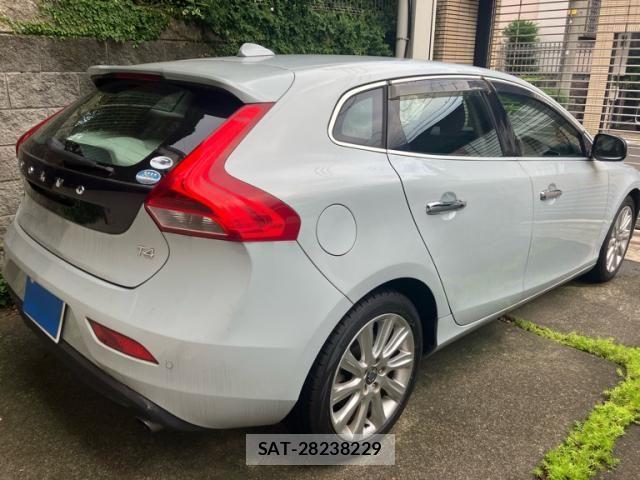 Volvo V40 2013-11 8832354-2