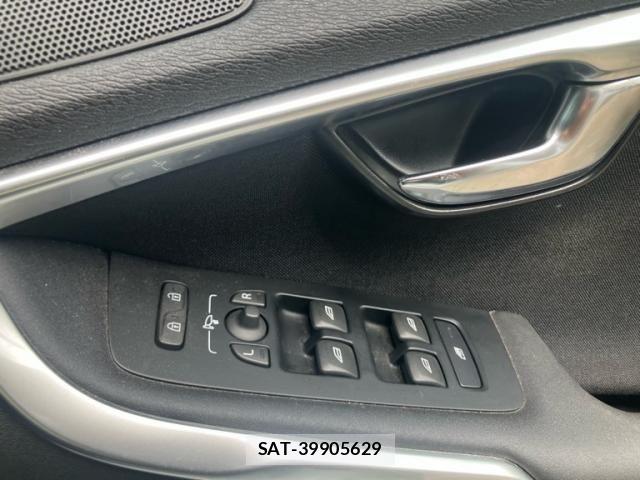Volvo V40 2018-04 8882836-9