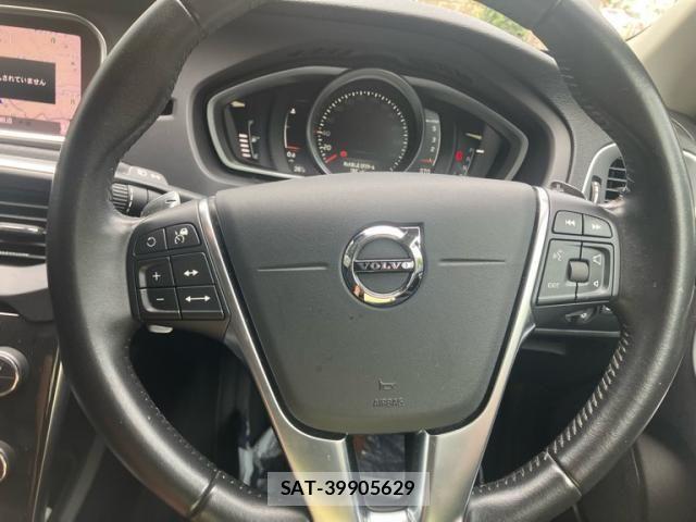 Volvo V40 2018-04 8882836-10