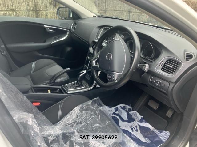 Volvo V40 2018-04 8882836-6
