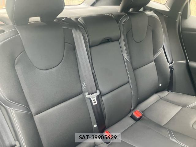 Volvo V40 2018-04 8882836-7