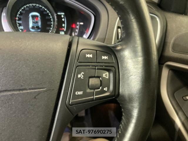 Volvo V40 2015-09 8884561-15