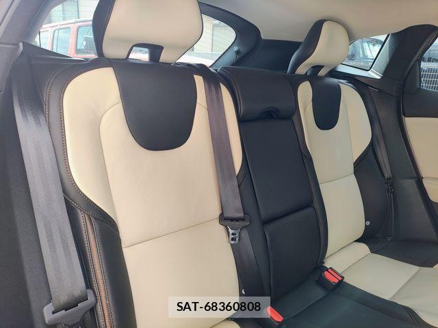 Volvo CROSS COUNTRY 2016-03 8882839-6