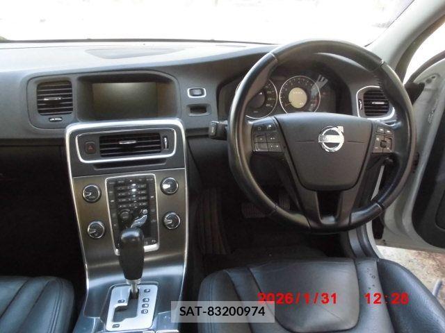 Volvo V60 2012-09 3390539-11